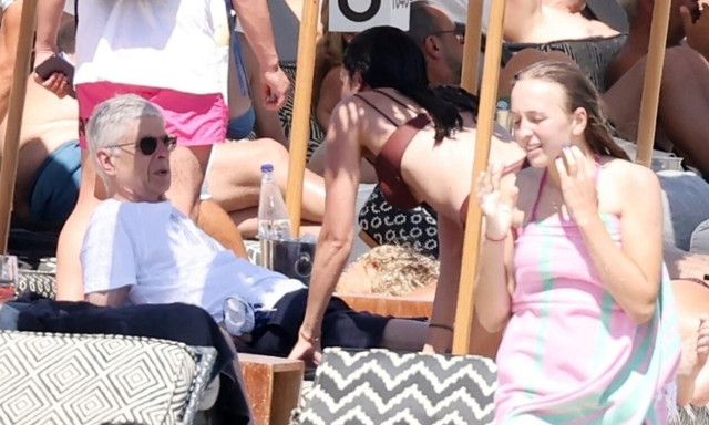 Άρσεναλ: O θρυλικός Αρσέν Βενγκέρ απολαμβάνει τις διακοπές του στη Μύκονο (video)