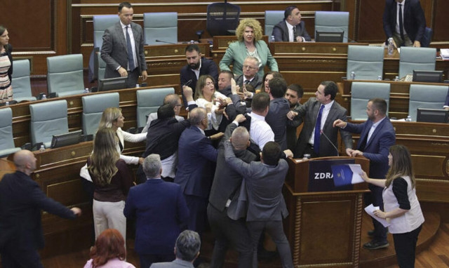 Ξύλο στη Βουλή του Κοσόβου, όταν άνοιξε η συζήτηση για τους σερβικούς δήμους