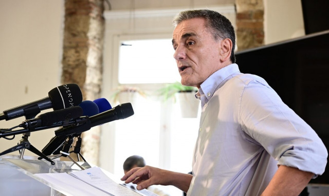 Ο Ευκλείδης Τσακαλώτος και επίσημα στην κούρσα διαδοχής του ΣΥΡΙΖΑ