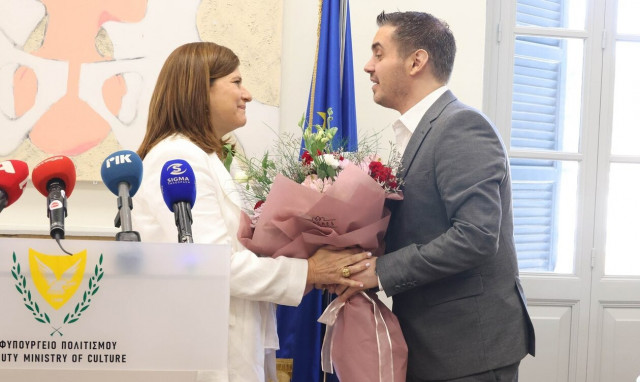 Μιχάλης Χατζηγιάννης: Με χειροκροτήματα τον αποχαιρέτησαν από το Υφυπουργείο Πολιτισμού Κύπρου (vid)