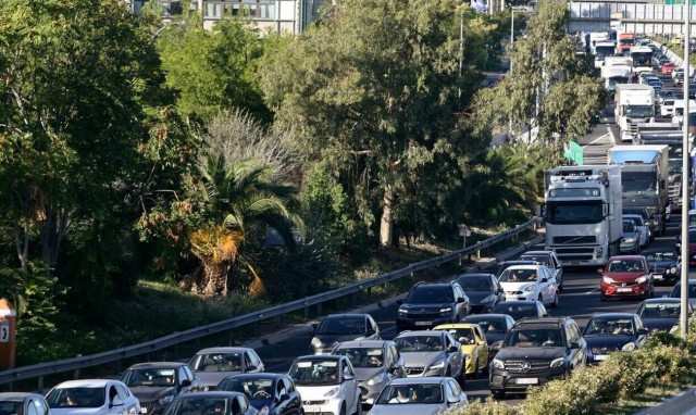 Συστάσεις από το ΥΠΕΝ για τον καύσωνα: Μειώστε τη χρήση ΙΧ - Βάλτε βενζίνη μετά τη δύση του ηλίου