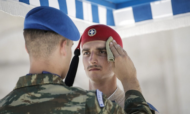 Καύσωνας Κλέων: «Καμίνι» το κέντρο της Αθήνας - Λιποθυμούν οι πολίτες - «Λιώνουν» οι εύζωνες