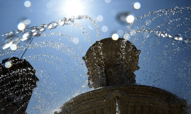 Καύσωνας Κλέων: Τους 55 βαθμούς άγγιξε η θερμοκρασία εδάφους - Χαμός στο Twitter με τη ζέστη