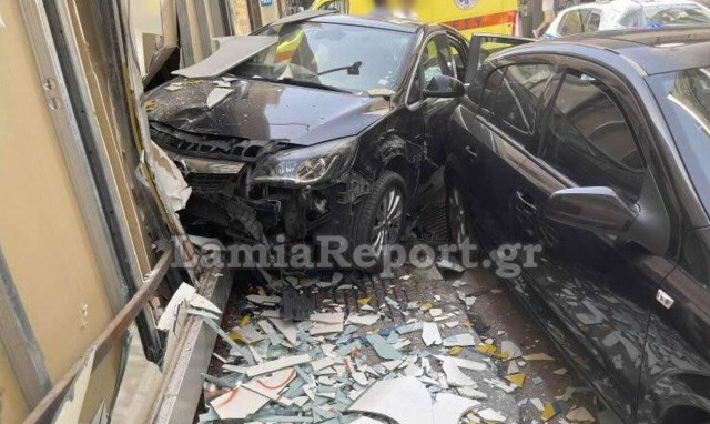 Σοβαρό τροχαίο στη Λαμία: Μπήκε σε βιτρίνα μετά από τροχαίο – Στο νοσοκομείο 12χρονος