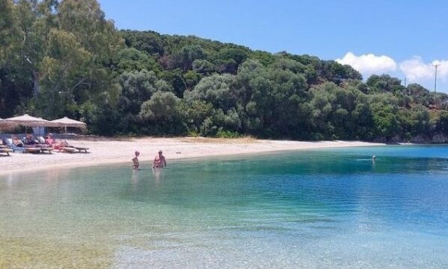 Μεγανήσι: Το νησί με τις βγαλμένες από καρτ ποστάλ παραλίες