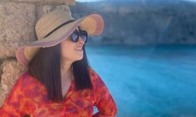 Στη Μήλο η Ιωάννα Παλιοσπύρου - Ποζάρει στον Φυροπόταμο (pics)