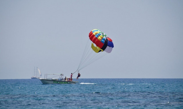 Ίος: Τουρίστρια τραυματίστηκε κάνοντας θαλάσσιο σπορ – Δύο συλλήψεις