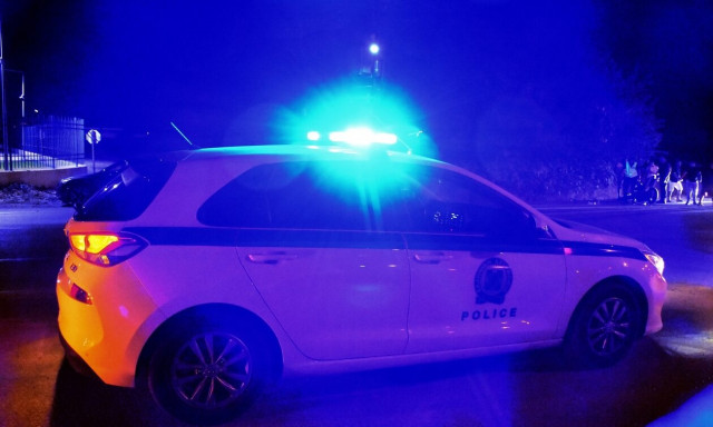 Άγιος Δημήτριος: Πέτρες και μπουκάλια σε περιπολικό της αστυνομίας