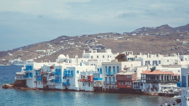 Οι τουρίστες «πνίγουν» τη Μύκονο - Εικόνες χάους στη Χώρα