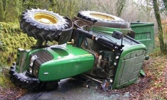 Τραγωδία στην Κόρινθο: Αγρότης καταπλακώθηκε από το τρακτέρ του