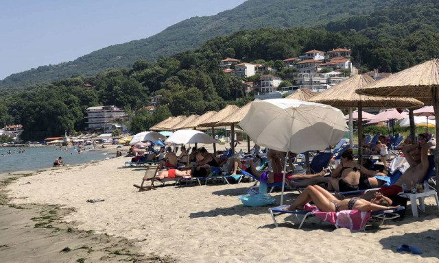Λάρισα: Ανάσες δροσιάς στα παράλια – Ξορκίζουν τον καύσωνα με βουτιές