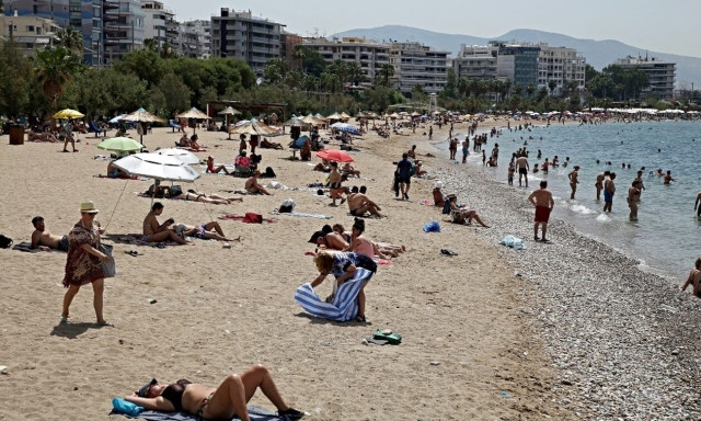 Οι Αθηναίοι «βούλιαξαν» ξανά τις παραλίες εν μέσω της… επέλασης του «Κλέωνα»