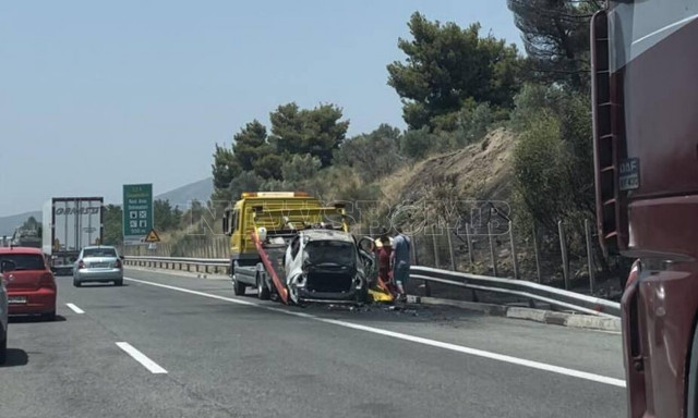 Σχηματάρι: Αυτοκίνητο τυλίχθηκε στις φλόγες - Αυξημένη κίνηση στο σημείο