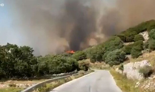 Νάξος: Μαίνεται για δεύτερη ημέρα η φωτιά – Ενισχύθηκαν οι επίγειες δυνάμεις