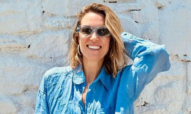 Βίκυ Καγιά: Απολαμβάνει τις καλοκαιρινές της διακοπές και ποζάρει με την κόρη της στην παραλία