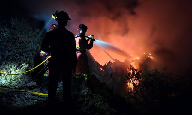 Ισπανία: Μαίνεται ανεξέλεγκτη η πυρκαγιά στη Λα Πάλμα - Χιλιάδες άνθρωποι απομακρύνθηκαν