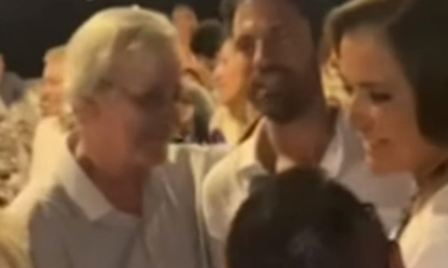 Ντουέτο – έκπληξη στην Κρήτη: Η Ντόρα Μπακογιάννη τραγουδά σε γλέντι με τον Κωνσταντίνο Αργυρό!