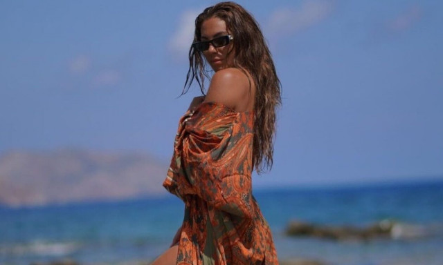 Ευρυδίκη Βαλαβάνη: Ποζάρει topless και… τρελαίνει κόσμο