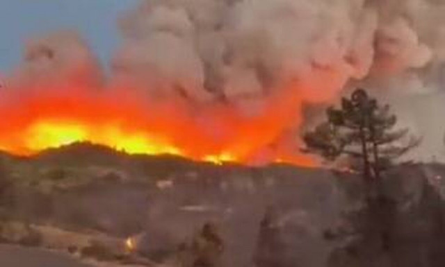 Ισπανία: Μάχη με τις φλόγες στο νησί Λας Πάλμας - Χιλιάδες κάτοικοι εγκαταλείπουν τα σπίτια τους