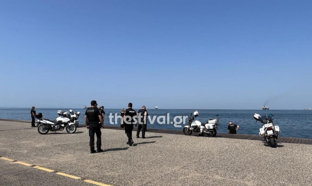 Συναγερμός στη Θεσσαλονίκη: Έπεσε στη θάλασσα να αυτοκτονήσει - Τον πρόλαβαν αστυνομικοί