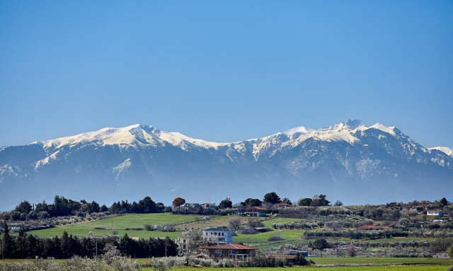 Ποιος καύσωνας; Αυτά τα βουνά της Ελλάδας έχουν ακόμα χιόνι στις κορυφές