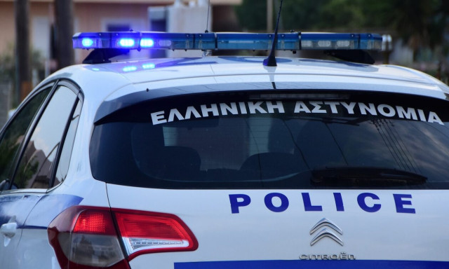 Πετρούπολη: Καρέ καρέ η εμπρηστική επίθεση σε επιχείρηση γνωστού τράπερ