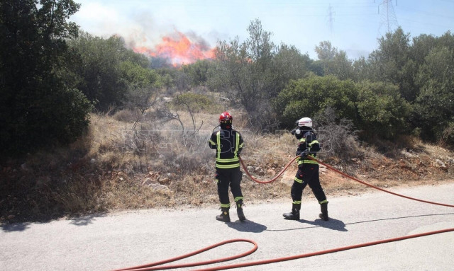 Φωτιά στον Κουβαρά: Κάηκαν τα πρώτα σπίτια - 20 τα ενεργά μέτωπα