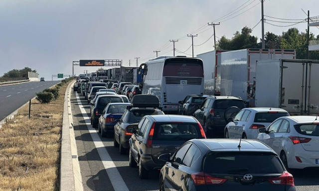 Φωτιά στο Λουτράκι: Μποτιλιάρισμα στην Εθνικό Οδό Αθηνών - Κορίνθου