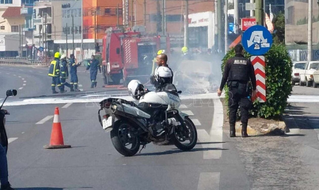 ΙΧ πήρε φωτιά στη λεωφόρο Κηφισίας - Επί τόπου η πυροσβεστική (εικόνες)