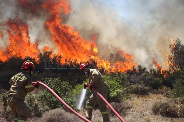 Φωτιά στον Κουβαρά: Συγκλονιστικές εικόνες από τη μάχη της Πυροσβεστικής στο πύρινο μέτωπο
