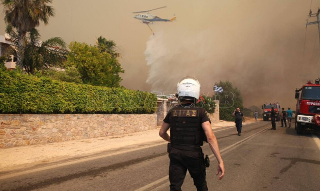 Και οι Ένοπλες Δυνάμεις στη μάχη με τις φλόγες στα πύρινα μέτωπα