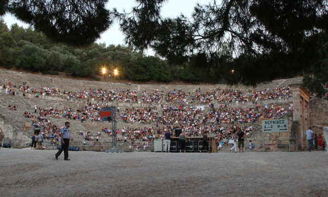 Επίδαυρος: Χαμός με τις «Σφήκες» της Λένας Κιτσοπούλου – «Διασυρμός του θεάτρου», γράφουν οι θεατές
