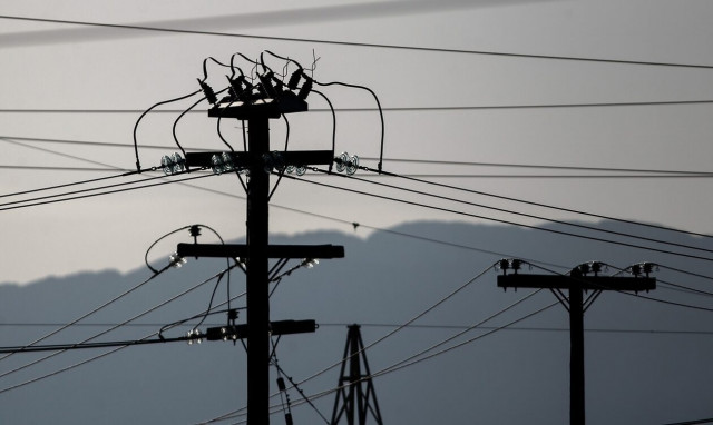 Φωτιά στον Κουβαρά: Διακοπές ρεύματος σε διάφορες περιοχές της Αττικής