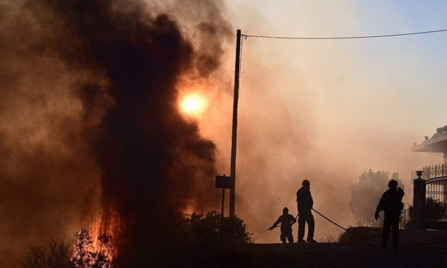 Efforts to put out four major fires continue in coastal Attica, Isthmia region, Fire Brigade says