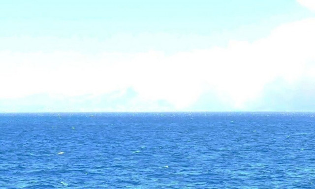 Φωτιά τώρα στον Κουβαρά: Πώς φαίνεται το πύρινο μέτωπο από τη θάλασσα