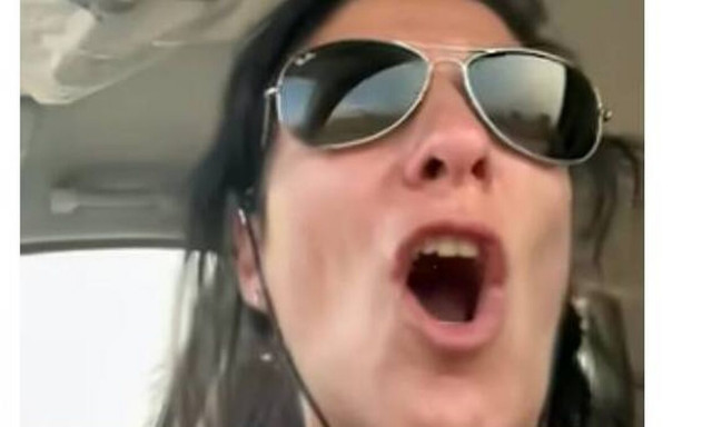 Φωτιά στο Λαγονήσι: Πανικόβλητη η ηθοποιός Ευτυχία Μέλη με τα άλογα - Η έκκληση στα social media