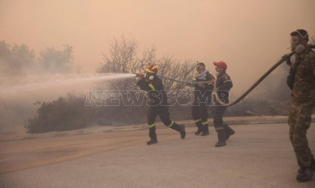 Μεγάλη αναζωπύρωση της φωτιάς στη Σαρωνίδα
