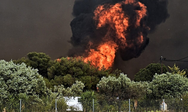 Δήμαρχος Λουτρακίου για φωτιά: «Δύο οικισμοί έχουν εκκενωθεί, οι άνεμοι έχουν δυναμώσει πάρα πολύ»
