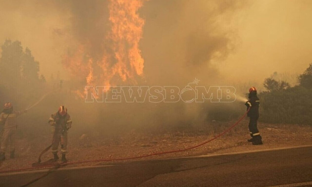 Προσπάθεια να μην επεκταθεί η φωτιά στη Μάνδρα