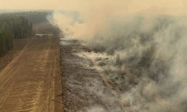 Φωτιά στα Δερβενοχώρια: Μήνυμα του 112 στους κατοίκους: «Κλείστε πόρτες και παράθυρα»