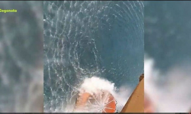 Φωτιά τώρα στα Δερβενοχώρια: Τρομακτικά πλάνα του πύρινου μετώπου από ελικόπτερο Σινούκ