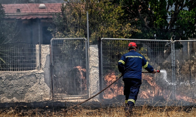 Φωτιά τώρα στη Μάνδρα: Δύο αίαντες της ΕΛ.ΑΣ. στη μάχη της κατάσβεσης