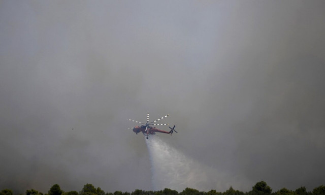 Ρόδος: Συνεχίζεται η μάχη για την κατάσβεση της φωτιάς