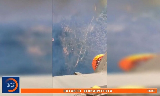 Φωτιά στα Δερβενοχώρια: Αεροσκάφος δίνει μάχη με τις φλόγες