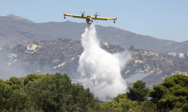 Φωτιά τώρα: Ξεκίνησαν οι ρίψεις νερού από τα εναέρια μέσα - Η προσοχή στα Δερβενοχώρια