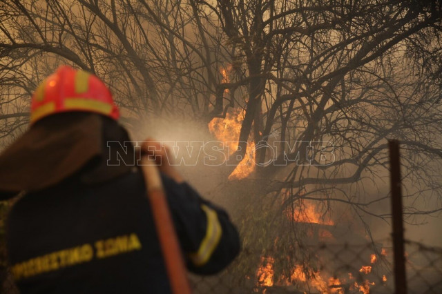 Φωτιά τώρα στη Μάνδρα: Σε ποιους δρόμους έχει διακοπεί η κυκλοφορία