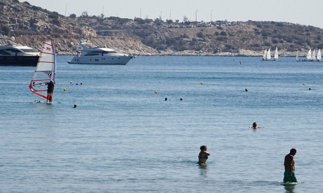 Παραλίες στην Αθήνα: Πώς θα πάτε για μπάνιο με μόλις 1,20 ευρώ