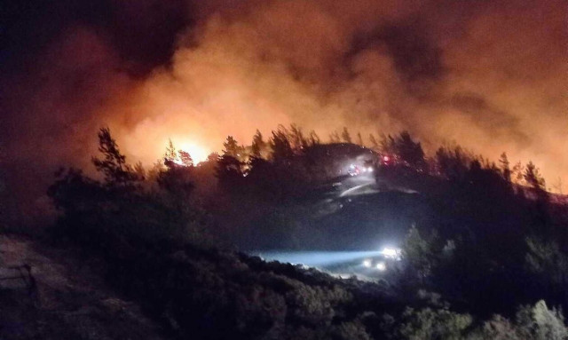 Φωτιά στη Ρόδο: Μάχη για να μείνει το μέτωπο μακριά από κατοικημένες περιοχές