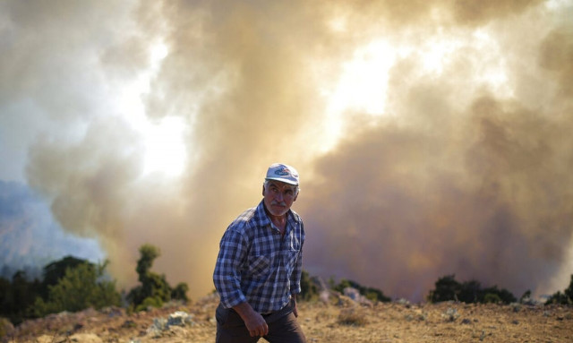 Φωτιές και καύσωνες πλήττουν τη γειτονική Τουρκία