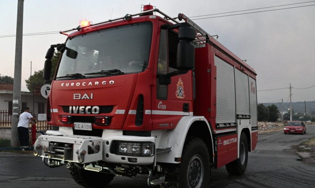 Φωτιά σε κατάστημα στο Βύρωνα - Διακοπή της κυκλοφορίας